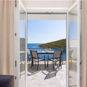 6 Bedroom Waterfront Villa with Pool in Uvala Ljubljeva near Trogir, Sleeps 12-13